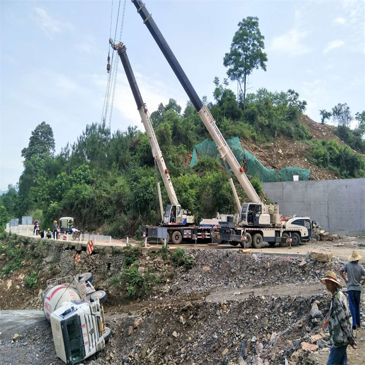 德兴汽车掉沟里叫吊车救援要多少钱